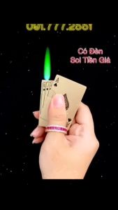 BẬT LỬA -KHÈ HÌNH LÁ BÀI - CÓ ĐÈN SOI TIỀN GI.Ả (CÓ HỘP) - (XÀI GASS)