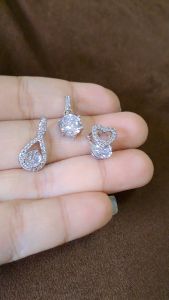 Liontin Perak Romansa Solitare Kristal Berlian Titanium 22K