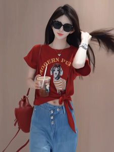 BINKAFENNY | เสื้อยืดคอกลมแขนสั้นสีแดงสไตล์ย้อนยุคสำหรับผู้หญิงในช่วงฤดูร้อน เสื้อตัวบนทรงสั้นทรงเข้ารูปไม่สมมาตร เสื้อผ้าทำงานสไตล์เกาหลี