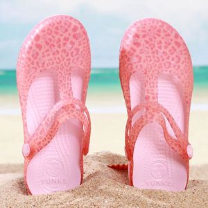 2025 New Summer Flat Bottom Sandals Womens Anti-slip Beach Shoes Thick Bottom Head Cover Slippers Outdoor Wear Hole Hole Shoes