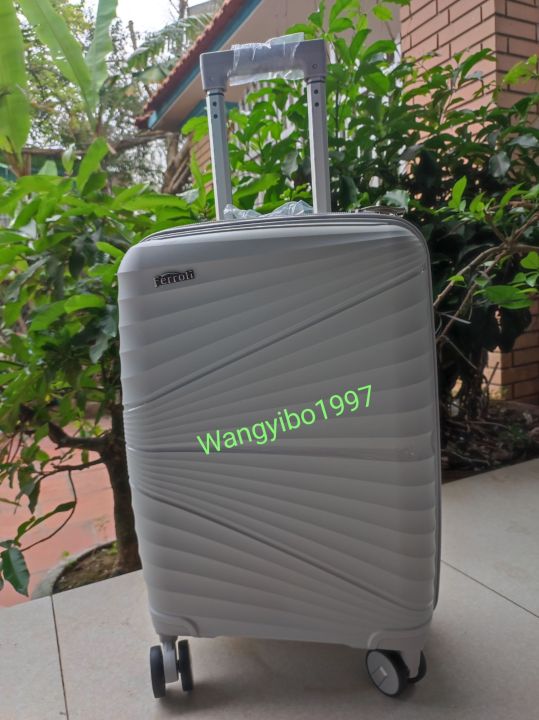 Vali Ferroli cùng bạn đi muôn nơi