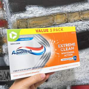 Kem Đánh Răng Aquafresh Extreme Clean Whitening Action 158.7g