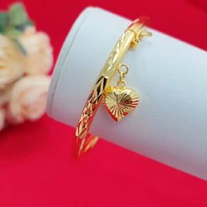 กำไลคลิปล็อคห้อยจี้หัวใจ น้ำหนัก 1 บาท เสริมบารมี หุ้มเศษทองแท้เยาวราช ทองชุบ ทองปลอม ใส่อาบน้ำได้