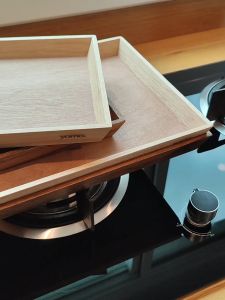 YM008 ขนาด M ถาดเหลี่ยมไม้จริง พื้นถาดทำจาก MDF น้ำหนักเบา เหมาะกับงานเสิร์ฟ ออกแบบให้วางซ้อนกันได้