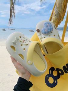 รองเท้าแตะ EVA ทรงหัวมน สำหรับผู้หญิง ฤดูร้อน 2024 รองเท้าแตะชายหาดแบบมีหัวปิดลายหัวใจลายสก็อต รองเท้าแตะแบบมีรูสำหรับกลางแจ้ง