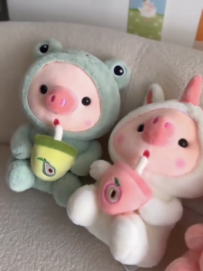 พร้อมส่ง25cmของขวัญวันเกิด ตุ๊กตาหมู น่ารักดี ตุ๊กตาหมูสำหรับชานม มันนุ่มมาก หมอนตุ๊กตานุ่ม🎁ถุงของขวัญ การ์ดอวยพร แถบไฟ