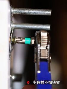 เปลี่ยนแปลงควงเข้ามุม 90 องศา ระบบหมุน 2 ทิศทาง หัวไขควงเป็นแเหล็ก พร้อมชุดดอกไขควง 18 ชิ้น 33 ชิ้น