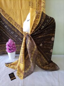 Jilbab Santri Segi Empat Motif Kekinian Tulisan Arab Ala Santri Tulisan Cantik Motif lengkap Kalam Hikmah Motif Koran Tulisan Kata Mutiara Kerudung Ngaji Pegon Tulisan Arab Al Adab Bahan Katun Voal Sahara Nyaman dan Adem Ukuran Standar Murah Berkualitas