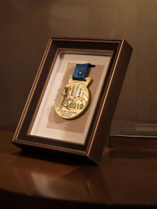 Marathon Medal Stand Storage Medal Display Frame Solid Wood Table Photo Frame Keep Badge of Honor Commemorative