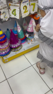 **Topi Ulang Tahun Karakter Lucu dan Unik untuk Anak-Anak Tema Kartun Favorit Cocok untuk Pesta Ultah Hadiah dan Dekorasi Meriah Bahan Aman dan Nyaman Dipakai Sepanjang Acara.**