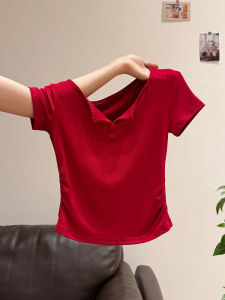 เสื้อยืดแขนสั้นคอเปิดครึ่งตัวทรงเข้ารูปสีแดงสำหรับผู้หญิงในฤดูร้อนปี 2025 ทรงเข้ารูปเอวเข้ารูปทรงเข้ารูปกระโปรงทรงเข้ารูป