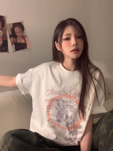 T-Shirt Wanita Lengan Pendek Putih - Motif Kartun Kreatif & Tulisan Inggris Bahan Ice Silk Adem Premium 2025 Desain Streetwear Oversize Slim Fit Baju Kasual Kerah Bulat Eksklusif Gaya Vintage Amerika Streetwear Santai Tren Musim Panas OOTD Kantor