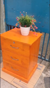 Tủ đầu giường đã ráp như hình mẫu chiều rộng 38cm chiều dài 45cm cao 61cm màu cherry gỗ cao su có khóa rất tiện dụng và chắc chắn bền chịu nước.