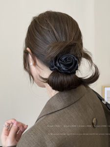 ยางรัดผมผ้าซาตินสไตล์ฝรั่งเศสย้อนยุคพร้อมดอกกุหลาบ 3 มิติ สำหรับผู้หญิง ยางรัดผมสไตล์ไฮเอนด์ 2024 ใหม่ล่าสุด