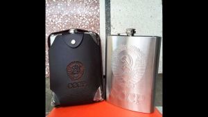 Bình inox đựng rươu logo nổi dung tích 1.5l (48oz)