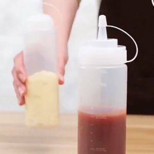 Squeezing Bottle Tomato Salad Dressing: A Transparent Plastic Tip Solution