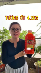 THÙNG 4 bình TƯƠNG ỚT PET 43KG – TƯƠNG VIỆT HOA SEN