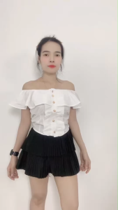 เซ็ตเสื้อแขนสั้นระบาย คอเปิดโชว์ไหล่สวย ดีไซน์น่ารักผสมความเซ็กซี่ เหมาะกับใส่ไปเที่ยวหรือออกเดท