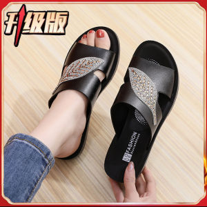 รองเท้าแตะส้นลิ่มยางพื้นนุ่มสำหรับผู้หญิง ฤดูร้อน 2024 รองเท้าแตะแบบสวมสบาย พื้นยางกันลื่น พื้นรองเท้าแบบสวมสบาย สำหรับคุณแม่