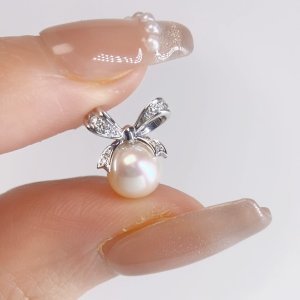 LAZO DIAMOND Sea of Beauty Bow Pearl and Diamond Pendant in 375/9K White Gold