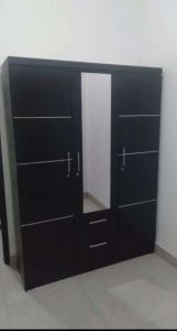 Lemari Pakaian Tiga Pintu