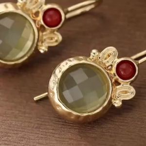 Exquisite Wind-Carved Flower Double-Color Artificial Gemstone Earrings Made of Copper Suitable for Ladies as Wedding Pendants.