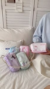 🍋 น่ารักละมุนละไม กระเป๋าใส่เครื่องสำอางค์ ลายการ์ตูน มาใหม่ งานลิขสิทธิ์แท้ วัสดุเป็นผ้าโพลิเอสเตอร์ ขนาด 18×10×8 cm