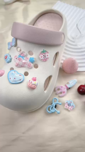 Bộ 10 Sticker Charm 3D chủ đề Thỏ nơ xanh nhựa cứng gắn Dép Sục Cá Sấu MayTo JB-370