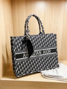 กระเป๋าถือผ้าใบทรงสี่เหลี่ยมผืนผ้าความจุขนาดใหญ่สำหรับผู้หญิง กระเป๋าสะพายไหล่แบบสะพายข้าง กระเป๋าแฟชั่นใหม่ปี 2025 กระเป๋าสะพายข้างแบบลำลอง