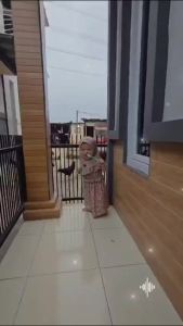 (EGSUS) Gamis Hijab Bayi Az-Zahra Spandek Kancing Motif Bunga Ruffle New Born Baru Lahir 0-2 Tahun Maroon