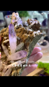 Vera Cruz Amethyst Cluster#能量频率更大 #veracruz #amethyst #cluster #克鲁兹   💎 克鲁兹紫水晶簇 晶体修长通透，色泽淡雅清透；根生原矿，伴有天然黄泥，展现纯粹自然之美。