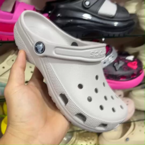 Crocs Classic Clog รองเท้าแตะ สวย เบามาก ใส่สบาย ผู้หญิงผู้ชาย ชุดที่ 36---45 ราคาถูกใจ มีโอกาสใหม่ 1 ชิ้น รวม 2 Jibbit ครับ