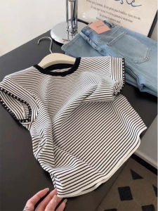 เสื้อยืดคอกลมแขนสั้นลายทางย้อนยุคสำหรับผู้หญิงในช่วงฤดูร้อน เสื้อแขนสั้นทรงเข้ารูปสไตล์เกาหลี ทรงเข้ารูป เสื้อผ้าทำงานสำหรับผู้หญิง