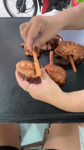 กบไม้แกะสลัก มีเสียงเหมือนจริง (ขนาด 1.5 - 5 นิ้ว) กบไม้ขูด ของเล่นไม้เลียนเสียงธรรมชาติ ตุ๊กตาแต่งสวน