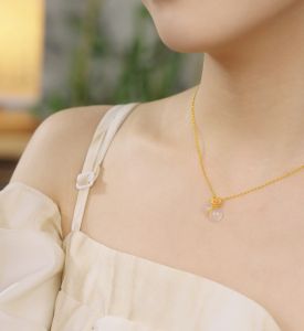 ZHOU LIU FU 周六福 24K Gold Pendants Chalcedony Pendants Flowers Lucky Fortune Jewelry for Women Girl Friend Birthday (Not Include Necklace) J0414828