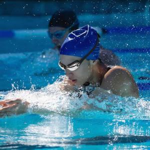 แว่นตาว่ายน้ำปรับได้ป้องกันรังสียูวีแว่นตาว่ายน้ำแว่นตาว่ายน้ำแบบมืออาชีพกันน้ำสำหรับผู้หญิงผู้ชายผู้ใหญ่