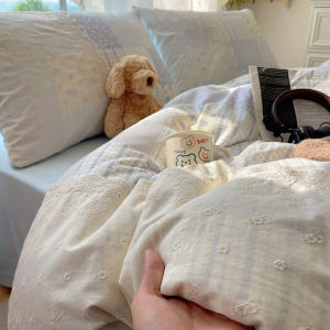 ชุดเครื่องนอนลายดอกไม้ อ่อนโยนต่อผิว ชิ้นสไตล์ Ins ชุดสามชิ้นสี่ชิ้นผ้าปูที่นอน กระโปรง ปลอกผ้านวมสำหรับเตียง 15 ม 18 ม