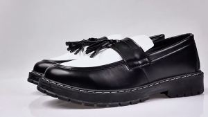 NOST รองเท้า หนัง ผู้ชาย รองเท้าโลฟเฟอร์พู่สีขาวดำสไตล์เรโทร รองเท้าสวมพื้นหนา รองเท้าลำลองสไตล์อังกฤษสุดเทรนด์