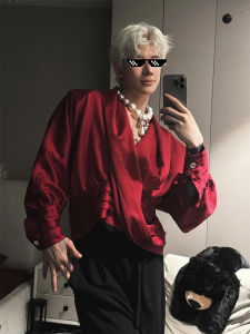 เสื้อเชิ้ตแขนยาวสีแดงคอวีแบบสวมไหล่สำหรับผู้ชาย ฤดูใบไม้ร่วง ความรู้สึกระดับไฮเอนด์ ชุดแฟชั่นแบบเปิดเป็นเสื้อคลุม