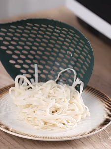 Japanese Style Large  Strainer Scoop Large Slotted Spoon For Noodle Long-handled Strainer for Kitchen Cooking