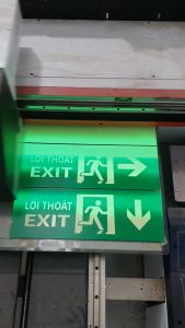 Biển chỉ dẫn lối thoát hiểm dạ quang siêu sáng