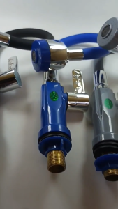 Vòi rửa chén nước lạnh xoay 360 bẻ thân mềm màu đen sang thân bọc cao su