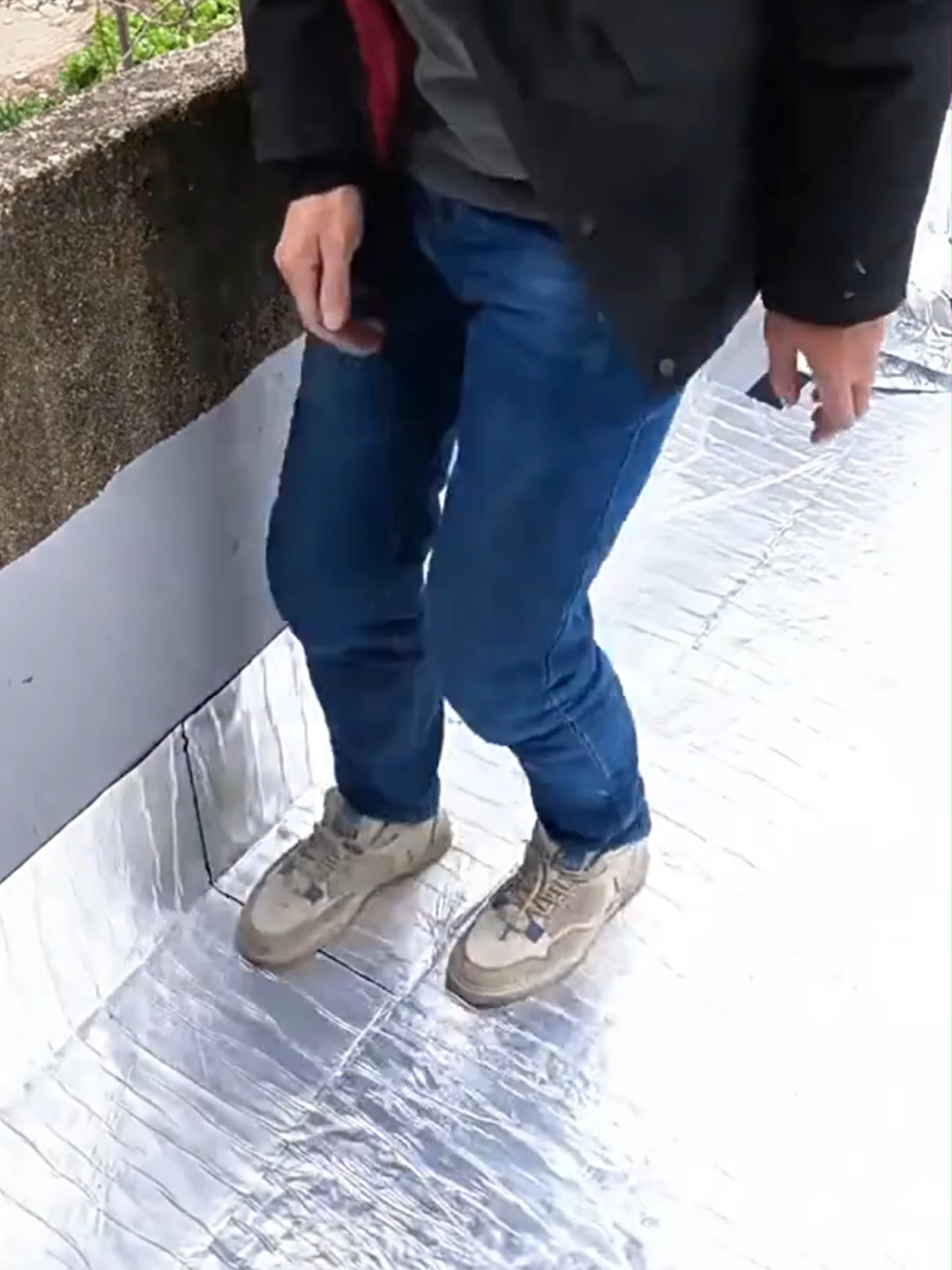 🔥Peel-and-Stick Convenience🔥Heavy-Duty Butyl Aluminum Foil Waterproof Tape - Industrial-Grade Roof Leak Emergency Sealer Instant Crack Sealing Hero for Walls (Suitable for Pandikit Sa Bubong & Pantapal Sa Bubong Scenarios)