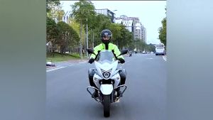 Sogo Fashion ผ้าคลุมกันฝนกันลื่น จัดเก็บง่าย ท่อสูง 41CM พิเศษสำหรับขี่มอเตอร์ไซค์ สติ๊กเกอร์ สามเหลี่ยมสะท้อนแสง JY8201