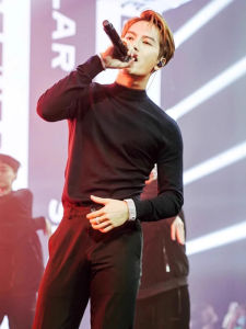 เสื้อเชิ้ตคอปกสูงครึ่งตัวสีดำแท้สำหรับผู้ชาย ทรงหลวม แขนยาว ทรงปกติ แฟชั่นฤดูใบไม้ร่วง 2023 ผ้าโพลีเอสเตอร์ 100%