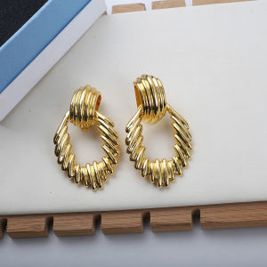 Fashionable French Luxurious Twisted Ear Cuffs No Piercing Required Heavy Duty Alloy Geometric Pattern Womens Jewelry