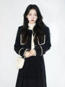 Wildberry | Bộ Đồ Elegante Với Áo Khoác Chanel & Chân Váy Cao Waist