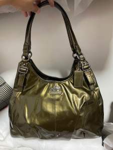 Preloved Authentic Madison Maggie Patent Leather 3compartment shoulder bag