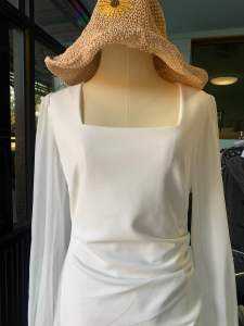 ชุดเดรสยาวขาวล้วนแขนยาวชิปช่อนด้านหลัง