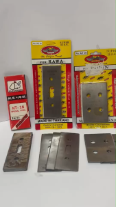 ใบมีดเครื่องตัดหญ้า สะพายบ่า มี2แบบให้เลือก แบบ2รู (KAWA) กับ แบบ4รู (ROBIN) เหล็กสปริง เกรด HCS. SK-5 ยี่ห้อ ALLWAYS ใช้ตัดหญ้ากับเครื่องสะพาน  1. ใบมีดตัดหญ้าสะพาย KAWA  2รู :  -1ชุดมี3ใบ -เหล็กกล้าสปริงอย่างดี เกรด HCS.SK-5 -กว้าง 3ซม ยาว 9ซม หนา 1มิล